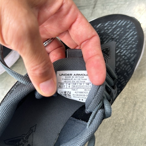 Under Armour boys Scramuet tennis shoes size 4.5 minimal wear and tear. - Picture 3 of 5